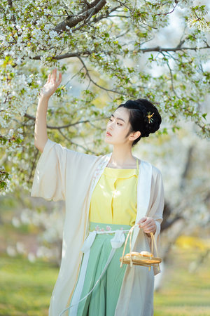 美女被男人揉胸